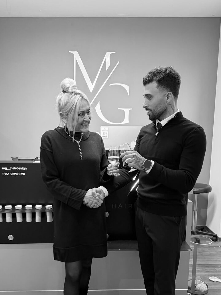 Susanne Thüring und Mahdi bei der Übergabe des Salons